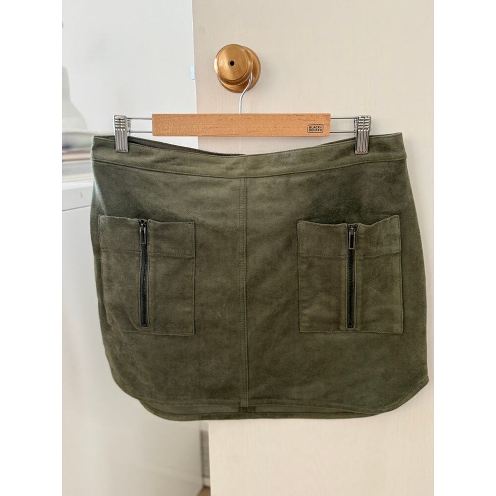 BCBGMAXAZRIA Olive Faux Suede Mini Skirt Utility Cargo Zip Pocket Y2K ✨ - Picture 4 of 9